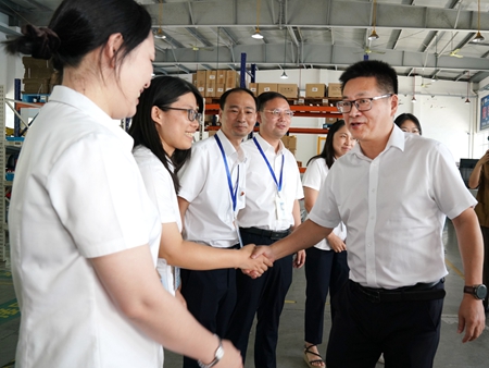 【20240906】集團(tuán)領(lǐng)導(dǎo)慰問交通學(xué)校教師，何宇?。ㄓ乙唬ɡ畎⒚窋z）.jpg