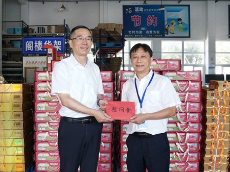 【20240906】集團(tuán)領(lǐng)導(dǎo)慰問交通學(xué)校教師，柏衛(wèi)東（左）吳曉斌（右）（李阿梅攝）.jpg